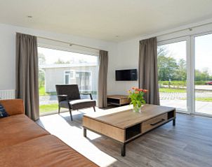 Lichte woonkamer met grote ramen in Vakantiehuis Hart van Zeeland, Zuid-Beveland.