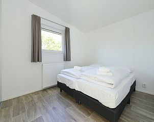 Comfortabele slaapkamer met tweepersoonsbed in Vakantiehuis Hart van Zeeland, Heinkenszand.