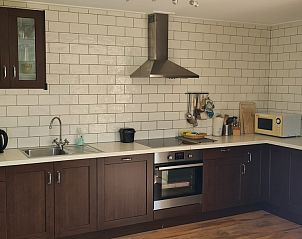 Moderne keuken van Inlaag24 vakantiewoning in Wolphaartsdijk, Zuid-Beveland, met alle voorzieningen.