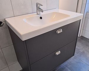 Stijlvolle wastafel in de badkamer van Inlaag24 vakantiehuis in Wolphaartsdijk, Zuid-Beveland.