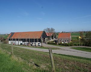 Uitzicht op de landelijke omgeving van Vakantiehuis in BORSSELE, Borssele, Zeeland, met weidse velden en traditionele boerderijen.