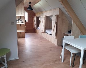 Knusse slaapruimte in Vakantiehuis in BORSSELE, Borssele, Zeeland, met houten interieur en gezellige bedden voor een comfortabele nachtrust.