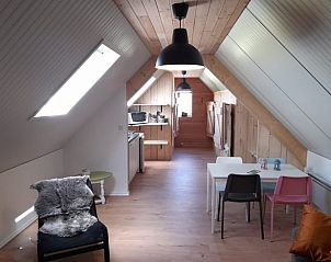 Gezellige binnenruimte in Vakantiehuis in BORSSELE, Borssele, Zeeland, met eetgedeelte en houten accenten voor een warme sfeer.