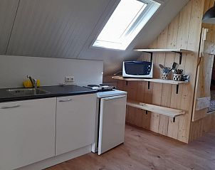 Praktische keuken in Vakantiehuis in BORSSELE, Borssele, Zeeland, met moderne apparatuur en houten planken voor gemak.