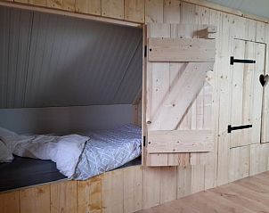 Knusse slaapnis in Vakantiehuis in BORSSELE, Borssele, Zeeland, met houten deuren en comfortabele bedden voor een rustgevende slaap.