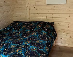 Sfeervolle slaapkamer in vakantiehuisje in Borssele, Zuid-Beveland, met uniek design en comfortabele bedden.