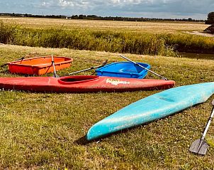 Kleurrijke kano's bij vakantiehuisje in Borssele, Zuid-Beveland, ideaal voor avontuurlijke wateractiviteiten.