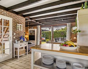 Lichte woonkamer van Vakantiehuis Haus Anni in Hansweert, Zuid-Beveland, met open keuken en uitzicht op de tuin.