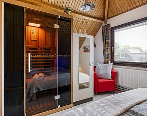 Gezellige slaapkamer met sauna in Vakantiehuis Haus Anni, Hansweert, Zuid-Beveland, voor ultieme ontspanning.