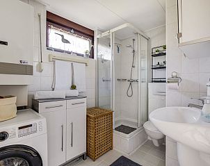 Frisse badkamer met douche in Vakantiehuis Haus Anni, Hansweert, Zuid-Beveland, voor comfort tijdens uw verblijf.