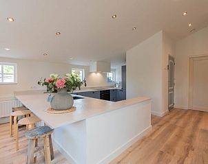 Moderne keuken in Vakantiehuisje in Hansweert met ruime werkbladen in Zuid-Beveland, Zeeland.