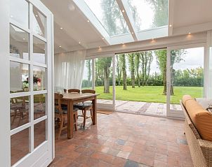 Veranda met glazen ramen in Vakantiehuisje in Hansweert, uitzicht op tuin, Zuid-Beveland, Zeeland.