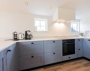 Moderne keukenapparatuur in Vakantiehuisje in Hansweert, Zuid-Beveland, Zeeland.