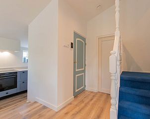 Trap en keuken in Vakantiehuisje in Hansweert, stijlvol en praktisch, Zuid-Beveland, Zeeland.