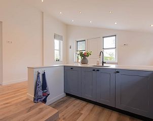 Ruime keuken in Vakantiehuisje in Hansweert met veel lichtinval, Zuid-Beveland, Zeeland.