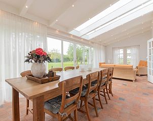 Gezellige eetruimte in Vakantiehuisje in Hansweert met grote tafel, Zuid-Beveland, Zeeland.