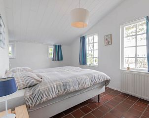 Lichte slaapkamer in Vakantiehuisje in Hansweert met grote ramen, Zuid-Beveland, Zeeland.