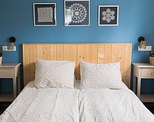 Rond raam in Vakantiehuis in Lewedorp, Zuid-Beveland voor uniek natuurlijk licht in de kamer.