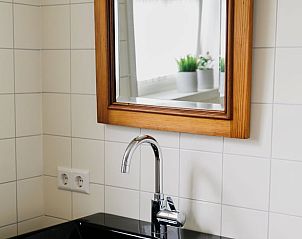 Moderne douche in Vakantiehuis in Lewedorp, Zuid-Beveland voor een verfrissende ervaring.