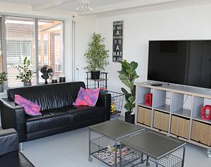 Moderne woonkamer van Huisje in Lewedorp met comfortabele zitruimte in Zuid-Beveland, Zeeland.