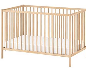 Kippen in de tuin van Huisje in Lewedorp, een landelijke vakantie-ervaring in Zeeland.