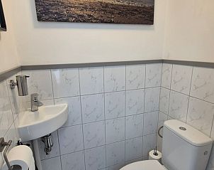 Open keuken en woonkamer in Huisje in Lewedorp, een gezellige vakantiewoning in Zeeland.
