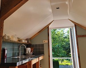 Gezellige binnenruimte van Vakantiehuisje in Rilland, Zuid-Beveland, met open keuken en uitzicht op groene omgeving in Zeeland.