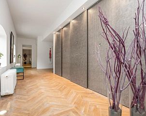 Stijlvolle gang in Het Vinkenest vakantiehuis, Oud-Alblas, met houten vloer en moderne decoratie in Alblasserwaard, Zuid-Holland.