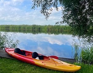 Kano aan de rivier bij Huisje in Brandwijk, ideaal voor ontspannende tochten in de Alblasserwaard.