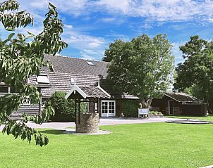 Charmant vakantiehuis in Streefkerk, Alblasserwaard, met groene tuin en traditionele waterput.