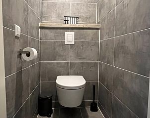 Stijlvolle toiletruimte in vakantiehuis Streefkerk, Alblasserwaard.