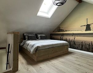 Ruime slaapkamer met dakraam in vakantiehuis Streefkerk, Zuid-Holland.