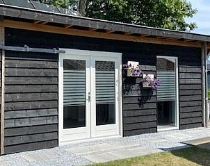 Vakantiehuisje in Streefkerk met moderne houten buitenkant in Alblasserwaard, Zuid-Holland.