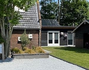 Ingang van Vakantiehuisje in Streefkerk omgeven door groene tuin in Alblasserwaard.