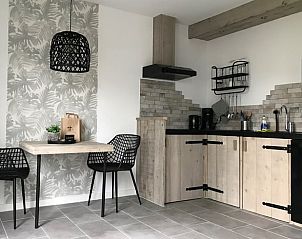 Moderne keuken in Vakantiehuisje in Streefkerk, perfect voor een comfortabel verblijf.