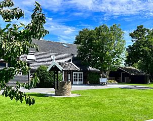 Ruime groene tuin bij Vakantiehuisje in Streefkerk, perfect voor ontspanning in de natuur.