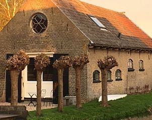 Charming vacation home Cottage in Stolwijk in Alblasserwaard with historic facade and rural setting.