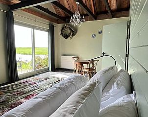 View from bedroom Cottage in Stolwijk, vacation home in Alblasserwaard with rural charm.