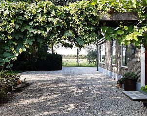 Entrance of vacation home Stolwijk surrounded by greenery, Alblasserwaard, South Holland.