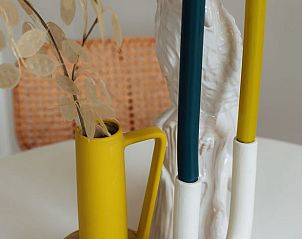 Decoratieve details in Vakantiehuisje in Langerak, Zuid-Holland, met kleurrijke accessoires.