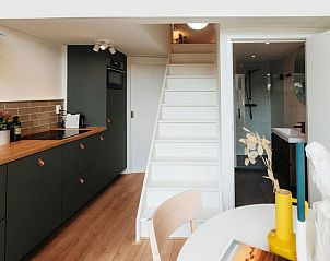 Keuken en trap naar boven in Vakantiehuisje in Langerak, Zuid-Holland, met strakke afwerking.