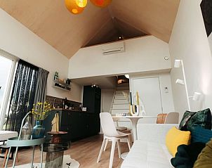 Open leefruimte in Vakantiehuisje in Langerak, Zuid-Holland, met hoog plafond en veel lichtinval.