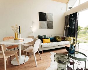 Zit- en eetgedeelte met uitzicht op de tuin in Vakantiehuisje in Langerak, Alblasserwaard.