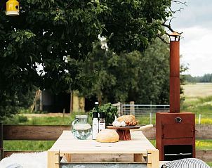 Buitenkeuken en eetruimte bij Vakantiehuisje in Langerak, Zuid-Holland, voor gezellige maaltijden.