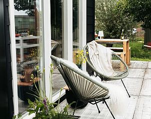 Terras met comfortabele stoelen bij Vakantiehuisje in Langerak, Zuid-Holland, voor buiten genieten.