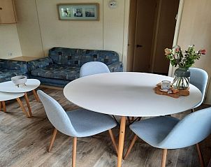 Stijlvolle eet- en zithoek in Chalet Sunrise in Ouddorp, Zeeland, met moderne meubels en veel natuurlijk licht.