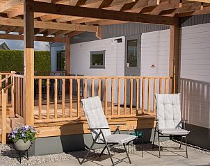 Zonnig terras van chalet Thuiz in Ouddorp, Zuid-Holland, perfect voor buitenleven en genieten van de natuur.