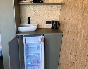 Compact kitchenette in Cottage in Sommeldsijk, ideal for a comfortable stay in Sommelsdijk, Goeree-Overflakkee.