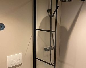 Stylish shower at Huisje in Sommeldsijk, a vacation home in Sommelsdijk, Goeree-Overflakkee with luxurious amenities.