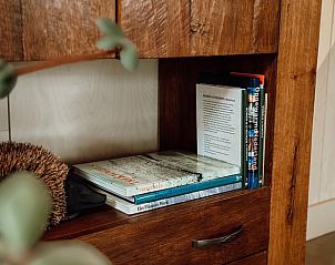 Boekenplank met decoraties in Huisje in Stellendam, vakantiehuis in Goeree-Overflakkee, Zuid-Holland.